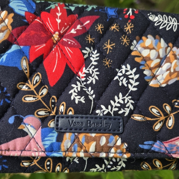 New Vera Bradley RFID Wallet Crossbody Cellphone Wristlet In "WINTER FOREST" - Picture 4 of 9